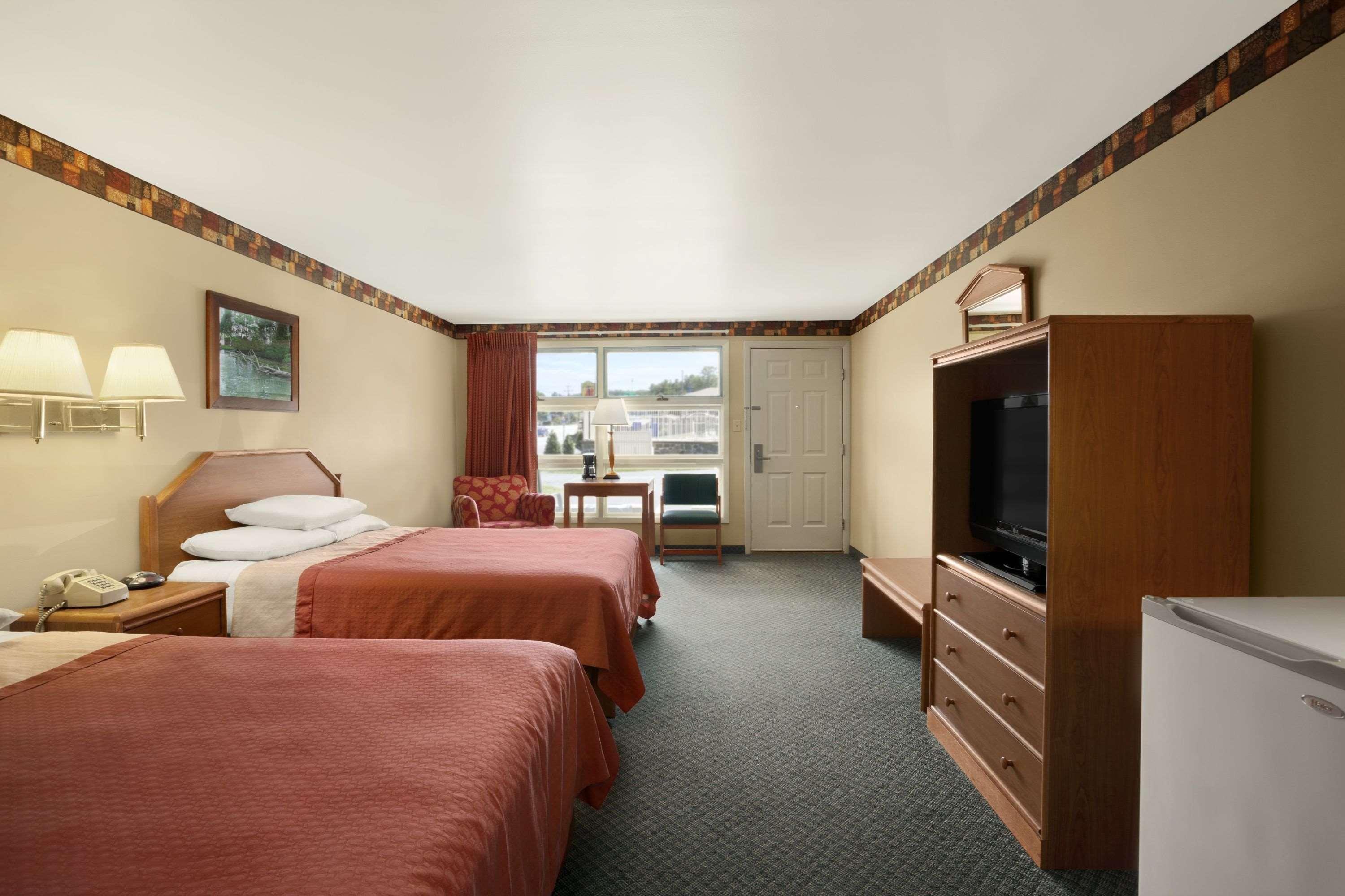 Super 8 By Wyndham Lake George/Downtown Екстериор снимка