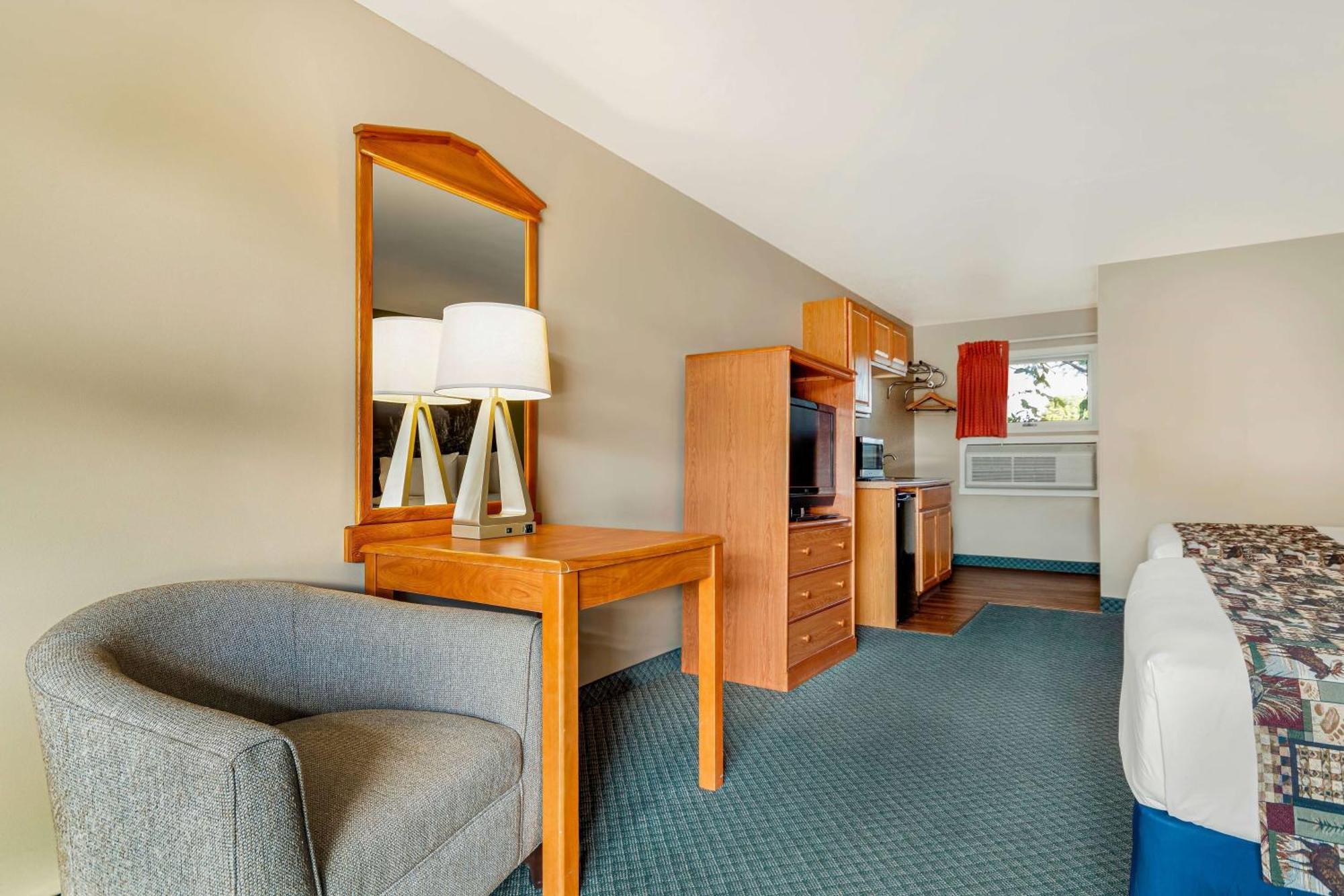 Super 8 By Wyndham Lake George/Downtown Екстериор снимка
