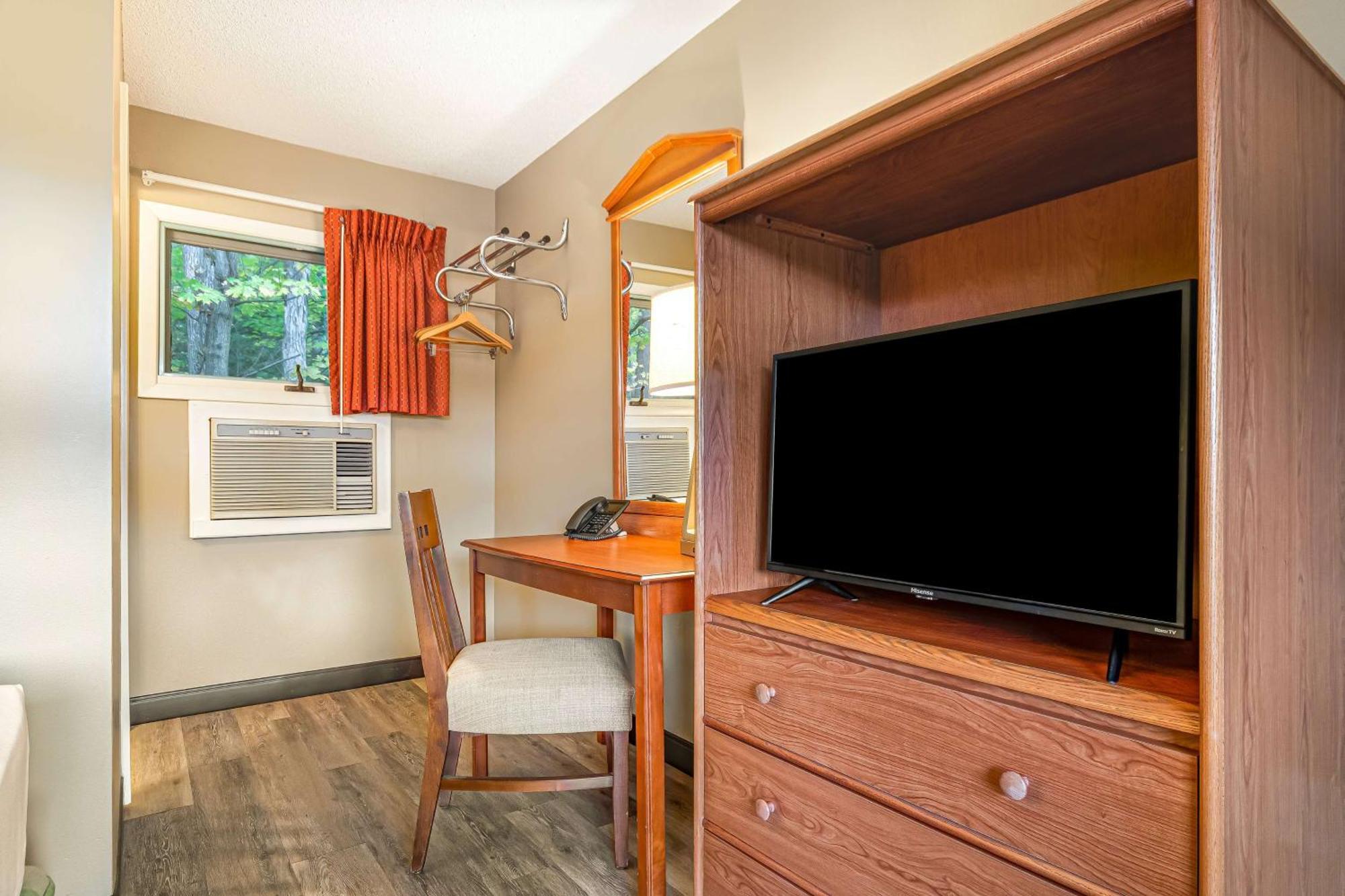 Super 8 By Wyndham Lake George/Downtown Екстериор снимка