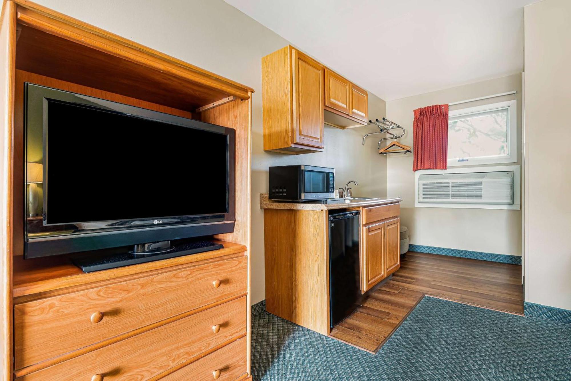 Super 8 By Wyndham Lake George/Downtown Екстериор снимка
